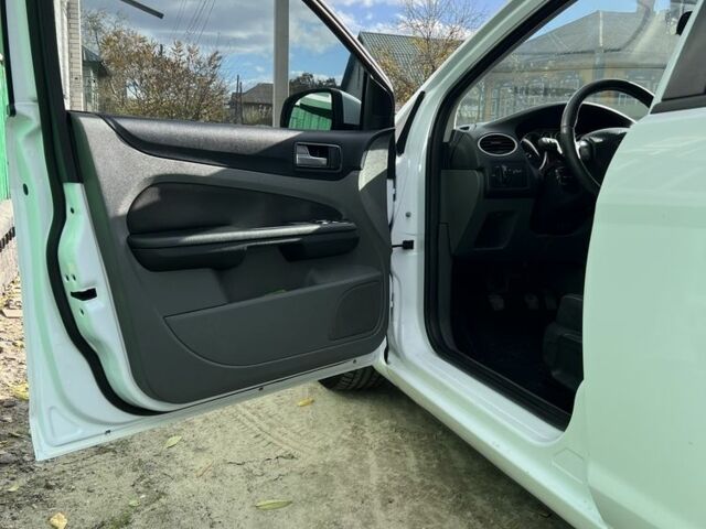 Белый Форд Фокус, объемом двигателя 1.6 л и пробегом 232 тыс. км за 5300 $, фото 8 на Automoto.ua