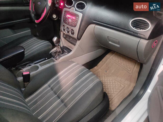 Белый Форд Фокус, объемом двигателя 1.39 л и пробегом 260 тыс. км за 4400 $, фото 7 на Automoto.ua