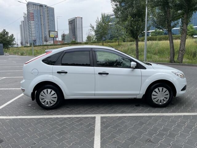 Белый Форд Фокус, объемом двигателя 1.4 л и пробегом 326 тыс. км за 4800 $, фото 5 на Automoto.ua