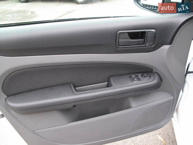 Белый Форд Фокус, объемом двигателя 1.39 л и пробегом 215 тыс. км за 5000 $, фото 12 на Automoto.ua