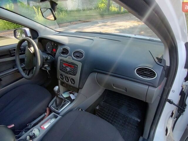 Білий Форд Фокус, об'ємом двигуна 1.39 л та пробігом 145 тис. км за 5300 $, фото 6 на Automoto.ua