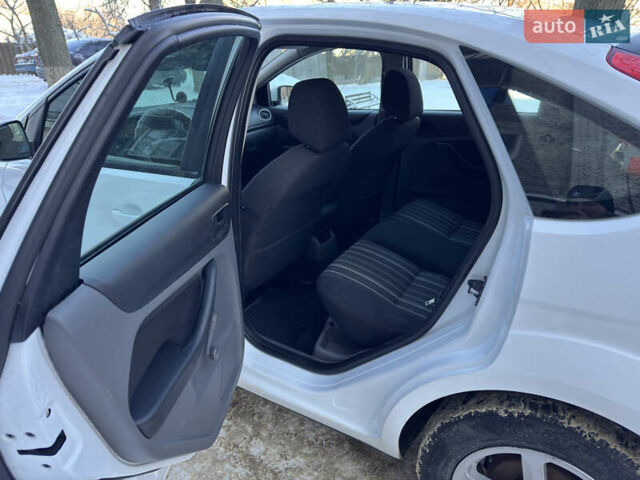 Білий Форд Фокус, об'ємом двигуна 1.4 л та пробігом 230 тис. км за 4050 $, фото 5 на Automoto.ua