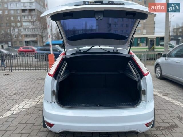 Белый Форд Фокус, объемом двигателя 1.6 л и пробегом 198 тыс. км за 5900 $, фото 9 на Automoto.ua