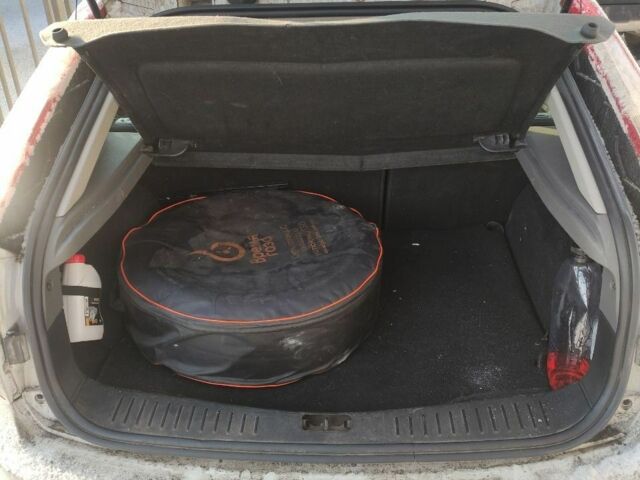 Белый Форд Фокус, объемом двигателя 1.6 л и пробегом 227 тыс. км за 5200 $, фото 6 на Automoto.ua