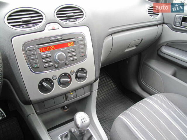 Белый Форд Фокус, объемом двигателя 1.39 л и пробегом 215 тыс. км за 5000 $, фото 60 на Automoto.ua