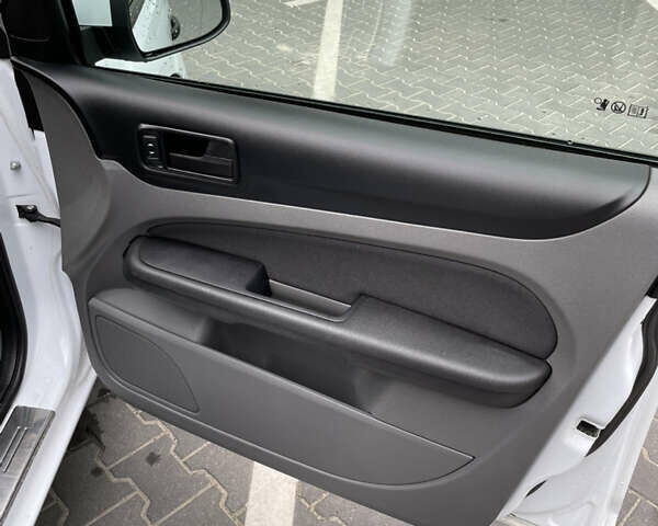 Білий Форд Фокус, об'ємом двигуна 1.4 л та пробігом 325 тис. км за 5000 $, фото 62 на Automoto.ua