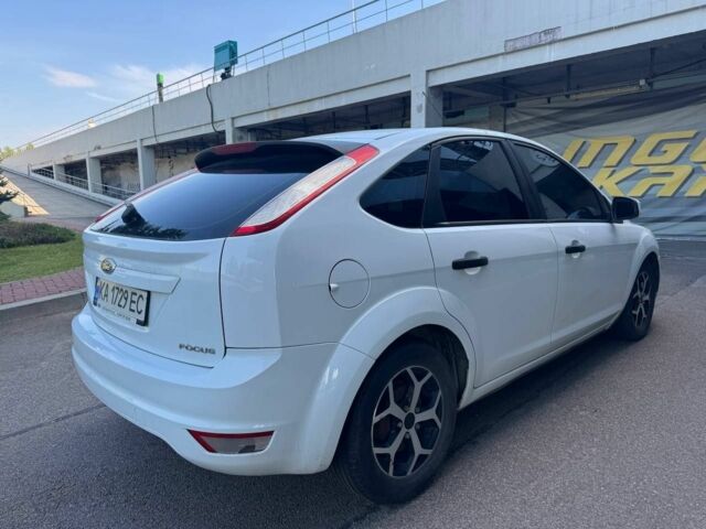 Белый Форд Фокус, объемом двигателя 1.4 л и пробегом 200 тыс. км за 4600 $, фото 1 на Automoto.ua