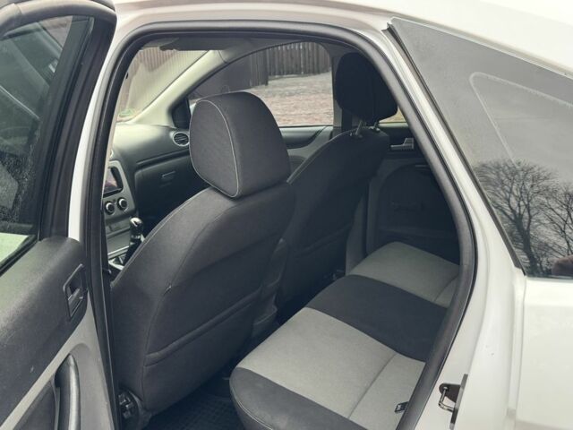 Белый Форд Фокус, объемом двигателя 1.6 л и пробегом 148 тыс. км за 5500 $, фото 5 на Automoto.ua