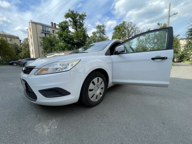 Белый Форд Фокус, объемом двигателя 1.4 л и пробегом 213 тыс. км за 5300 $, фото 4 на Automoto.ua