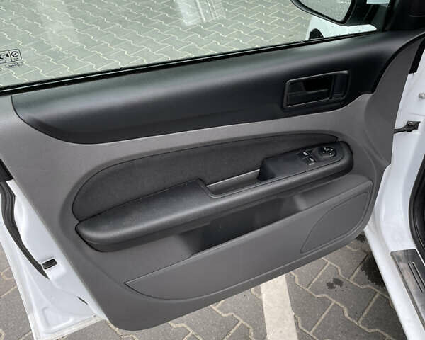 Білий Форд Фокус, об'ємом двигуна 1.4 л та пробігом 325 тис. км за 5000 $, фото 55 на Automoto.ua