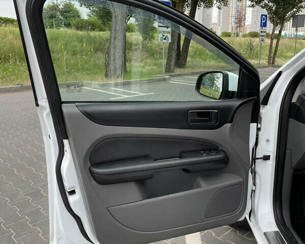 Білий Форд Фокус, об'ємом двигуна 1.4 л та пробігом 325 тис. км за 5000 $, фото 54 на Automoto.ua