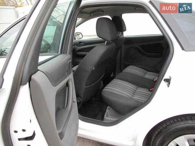 Белый Форд Фокус, объемом двигателя 1.39 л и пробегом 215 тыс. км за 5000 $, фото 21 на Automoto.ua