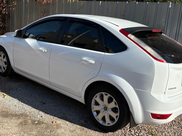 Белый Форд Фокус, объемом двигателя 1.6 л и пробегом 190 тыс. км за 7300 $, фото 3 на Automoto.ua