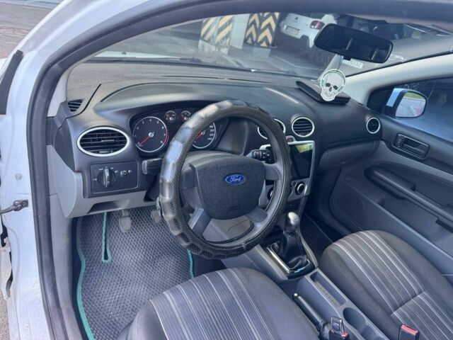 Белый Форд Фокус, объемом двигателя 1.4 л и пробегом 200 тыс. км за 4600 $, фото 6 на Automoto.ua