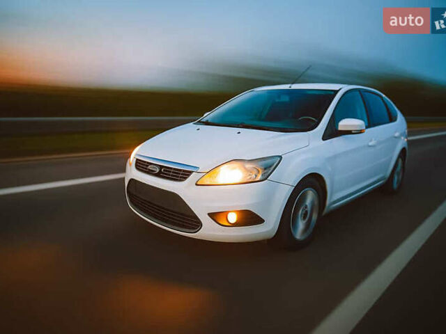 Білий Форд Фокус, об'ємом двигуна 1.6 л та пробігом 195 тис. км за 7800 $, фото 4 на Automoto.ua