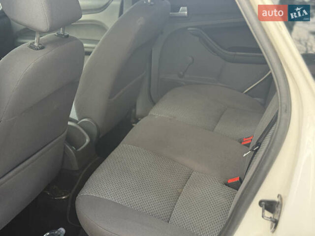 Белый Форд Фокус, объемом двигателя 1.4 л и пробегом 200 тыс. км за 5500 $, фото 12 на Automoto.ua