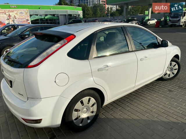 Белый Форд Фокус, объемом двигателя 1.4 л и пробегом 234 тыс. км за 6300 $, фото 1 на Automoto.ua