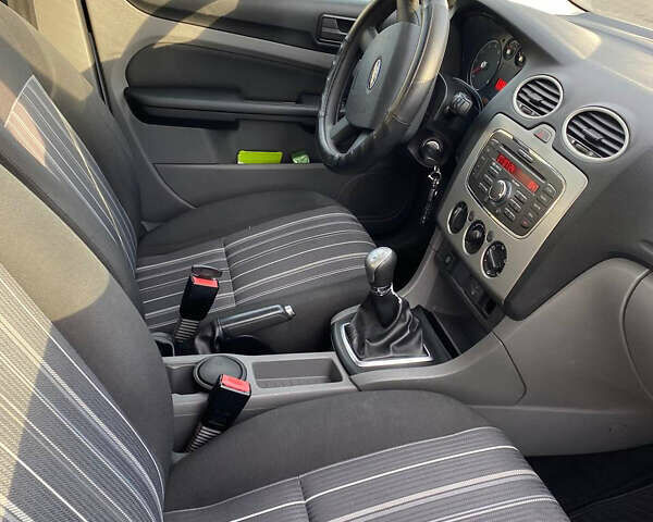 Белый Форд Фокус, объемом двигателя 1.4 л и пробегом 234 тыс. км за 6300 $, фото 2 на Automoto.ua