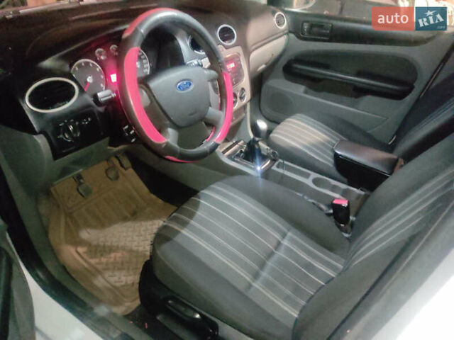 Белый Форд Фокус, объемом двигателя 1.39 л и пробегом 260 тыс. км за 4400 $, фото 9 на Automoto.ua