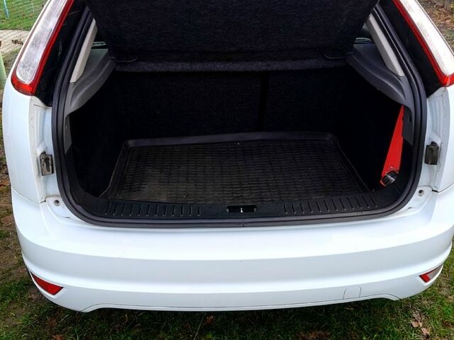 Белый Форд Фокус, объемом двигателя 1.4 л и пробегом 80 тыс. км за 5800 $, фото 4 на Automoto.ua