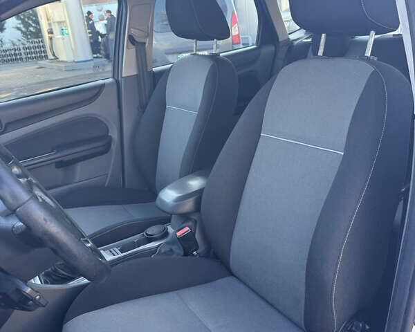 Белый Форд Фокус, объемом двигателя 1.6 л и пробегом 203 тыс. км за 5650 $, фото 12 на Automoto.ua