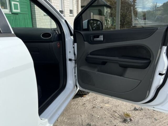 Белый Форд Фокус, объемом двигателя 1.6 л и пробегом 232 тыс. км за 5300 $, фото 9 на Automoto.ua