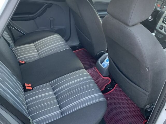 Білий Форд Фокус, об'ємом двигуна 1.4 л та пробігом 150 тис. км за 4800 $, фото 3 на Automoto.ua