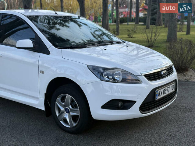 Белый Форд Фокус, объемом двигателя 1.4 л и пробегом 200 тыс. км за 5500 $, фото 2 на Automoto.ua