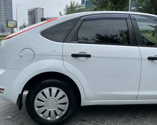 Білий Форд Фокус, об'ємом двигуна 1.4 л та пробігом 325 тис. км за 5000 $, фото 26 на Automoto.ua