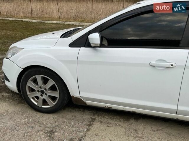 Белый Форд Фокус, объемом двигателя 1.6 л и пробегом 348 тыс. км за 5200 $, фото 4 на Automoto.ua