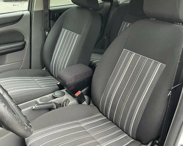 Білий Форд Фокус, об'ємом двигуна 1.4 л та пробігом 325 тис. км за 5000 $, фото 66 на Automoto.ua