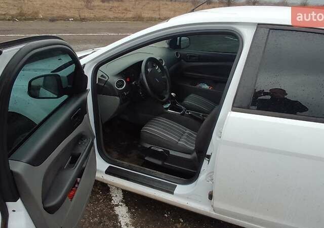 Білий Форд Фокус, об'ємом двигуна 1.39 л та пробігом 130 тис. км за 5800 $, фото 3 на Automoto.ua