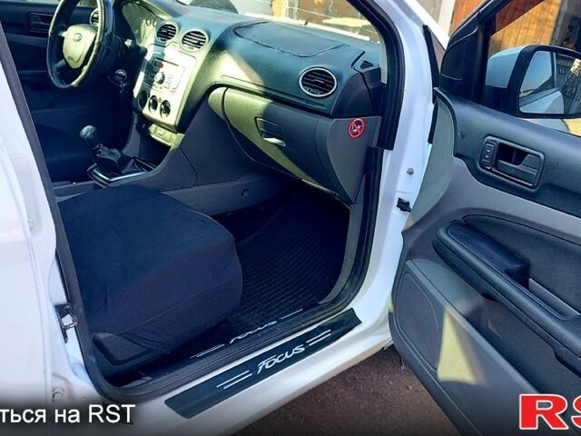 Білий Форд Фокус, об'ємом двигуна 1.4 л та пробігом 190 тис. км за 5000 $, фото 13 на Automoto.ua