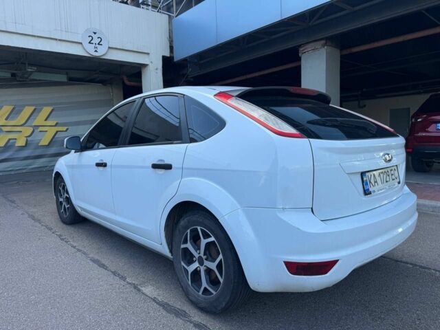 Белый Форд Фокус, объемом двигателя 1.4 л и пробегом 200 тыс. км за 4600 $, фото 4 на Automoto.ua