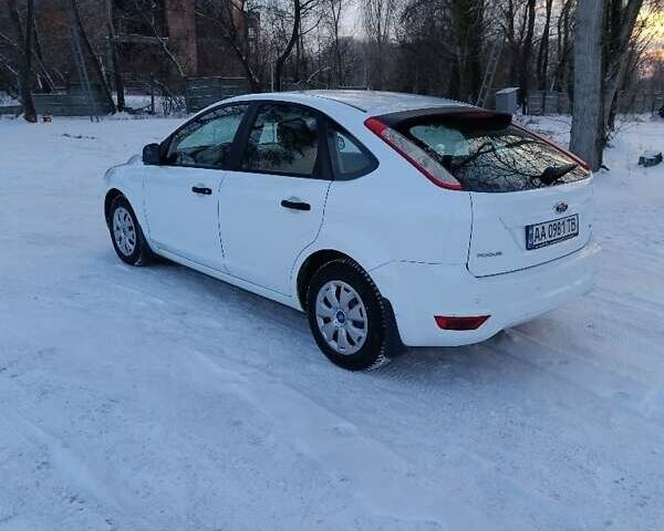 Белый Форд Фокус, объемом двигателя 1.4 л и пробегом 192 тыс. км за 4600 $, фото 2 на Automoto.ua