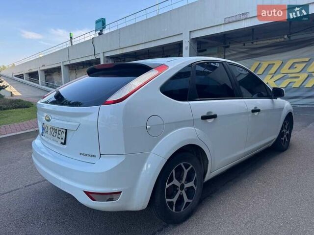 Белый Форд Фокус, объемом двигателя 1.4 л и пробегом 200 тыс. км за 4600 $, фото 2 на Automoto.ua