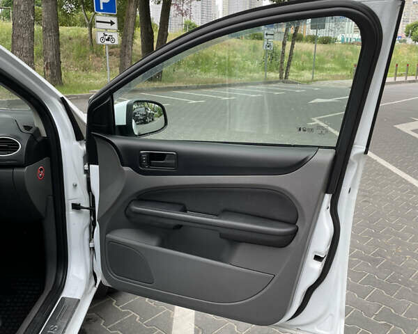 Білий Форд Фокус, об'ємом двигуна 1.4 л та пробігом 325 тис. км за 5000 $, фото 61 на Automoto.ua