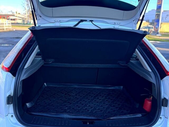 Білий Форд Фокус, об'ємом двигуна 1.6 л та пробігом 203 тис. км за 5999 $, фото 12 на Automoto.ua