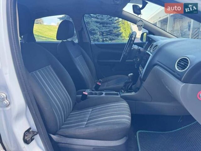 Белый Форд Фокус, объемом двигателя 1.4 л и пробегом 200 тыс. км за 4600 $, фото 10 на Automoto.ua