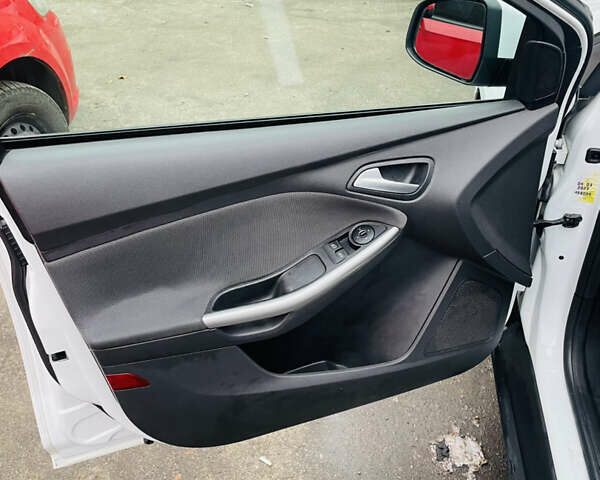 Белый Форд Фокус, объемом двигателя 1.6 л и пробегом 288 тыс. км за 5200 $, фото 13 на Automoto.ua