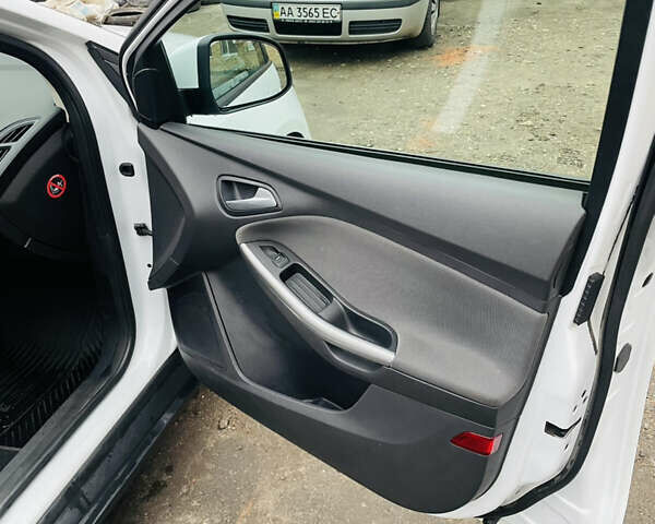 Белый Форд Фокус, объемом двигателя 1.6 л и пробегом 288 тыс. км за 5200 $, фото 15 на Automoto.ua