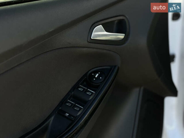 Белый Форд Фокус, объемом двигателя 1.6 л и пробегом 254 тыс. км за 6500 $, фото 8 на Automoto.ua