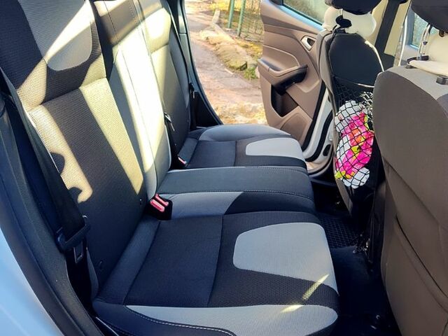 Белый Форд Фокус, объемом двигателя 2 л и пробегом 300 тыс. км за 6700 $, фото 5 на Automoto.ua