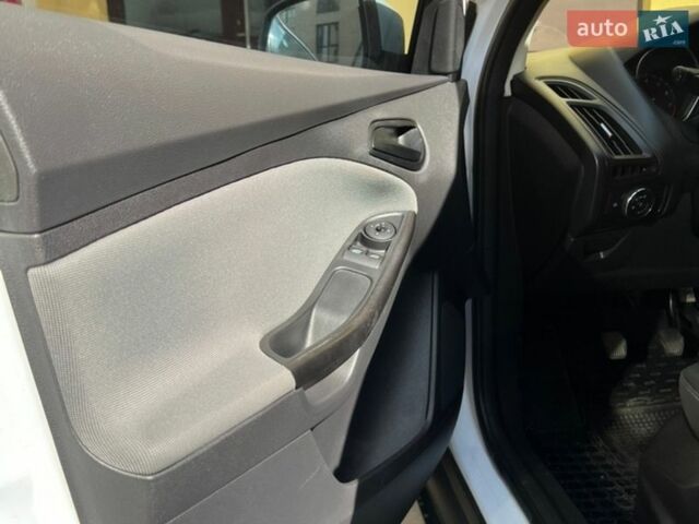 Белый Форд Фокус, объемом двигателя 1.6 л и пробегом 133 тыс. км за 8000 $, фото 5 на Automoto.ua