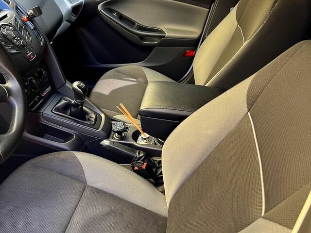 Білий Форд Фокус, об'ємом двигуна 1.6 л та пробігом 133 тис. км за 8000 $, фото 3 на Automoto.ua