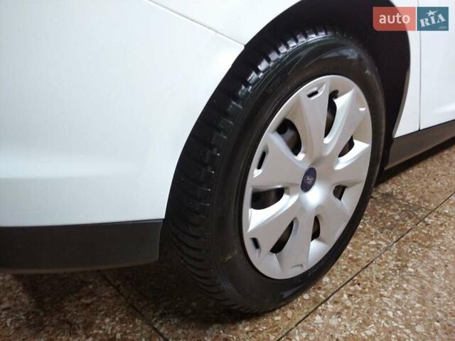 Білий Форд Фокус, об'ємом двигуна 2 л та пробігом 129 тис. км за 8100 $, фото 14 на Automoto.ua