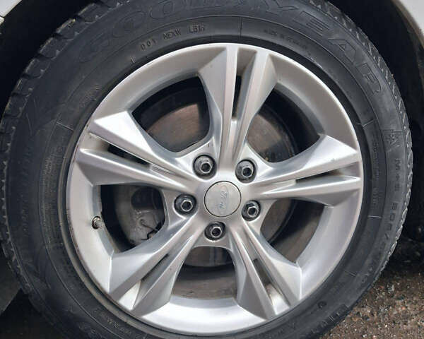 Белый Форд Фокус, объемом двигателя 2 л и пробегом 205 тыс. км за 7400 $, фото 2 на Automoto.ua