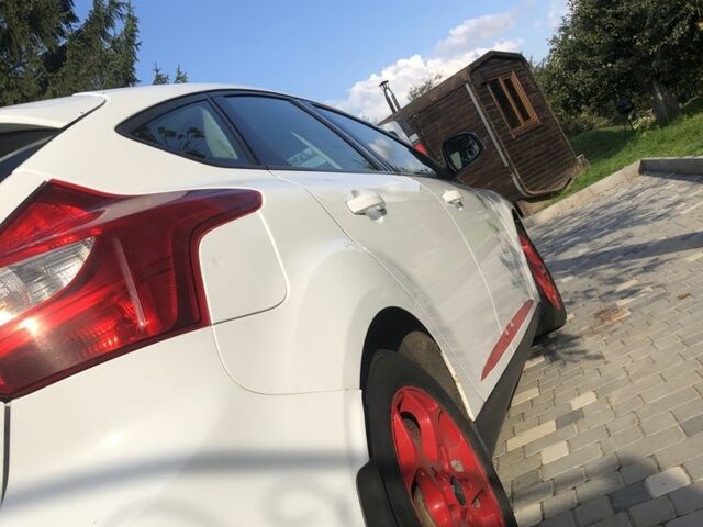 Білий Форд Фокус, об'ємом двигуна 1.6 л та пробігом 208 тис. км за 8500 $, фото 2 на Automoto.ua