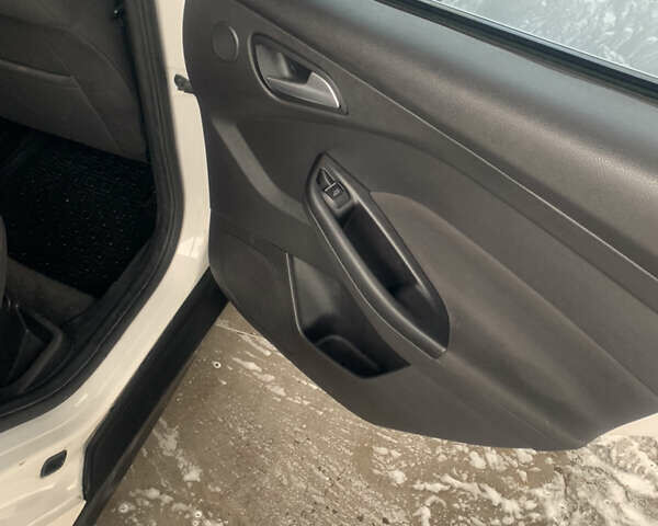 Білий Форд Фокус, об'ємом двигуна 2 л та пробігом 277 тис. км за 7999 $, фото 12 на Automoto.ua