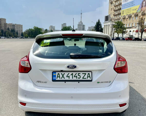 Белый Форд Фокус, объемом двигателя 0 л и пробегом 135 тыс. км за 7600 $, фото 2 на Automoto.ua